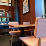 TWELVE GARDENS BAR&GRILL - ウッディで落ち着いた雰囲気の店内。