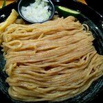 麺匠たか松 - 全粒粉を用いた蕎麦のように見える独特な麺