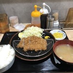 食事処 酒処 富士かつ みずほ台店 - 唐揚げはキャベツの裏にある