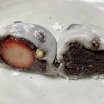 和菓子処 大角玉屋 - 苺を丸ごと入れた大福です。