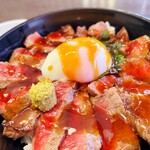 三南 - あか牛ステーキ丼アップ(タレ)