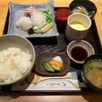 丸新 - 村さんの熟成ニベと渋谷さん1本釣り平目さしみ定食（1,100円）
