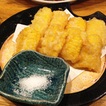 Bishoku Kakurega Hakata Tenkiya - 夏場の人気ナンバーワンのメニューだった、とうもろこしの天ぷら。
                        かき揚げではなく、生とうもろこしを削いだものを衣揚げしたもの。
                        