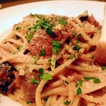 コジマネーゼ - 牛ほほ肉のワイン煮を添えた、トマトソースパスタ。