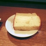 コジマネーゼ - 自家製のフォカッチャ。