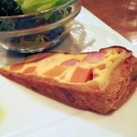 コジマネーゼ - ベーコンと人参のキッシュ。