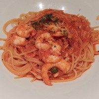 スペイン料理 La Cazuela 三ノ宮 ミント神戸店 - 海老とツナ・ケイパーのトマトソース