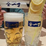 刺身と寿司 魚や一丁 - 生ビールはスーパードライ548円とフリージングレモンサワー548円でかんぱ～い