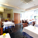 ラ・リューン - 店内のテーブル席の風景です