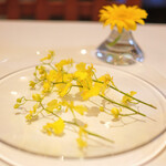 ラ・リューン - 店内のテーブル席の風景です