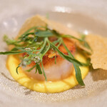 ラ・リューン - ランチコース 5000円 の岩手のホタテ貝焼き パルミジャーノチーズの薄焼き