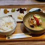 佐野みそ - 具おみそ汁とごはん (1120円)。具沢山のおみそ汁。具は魚と肉の何れかを選ぶことができ、肉を選んだ。肉は厚みのある鶏肉だった。