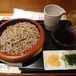 一菜一心 - 信州田舎蕎麦（大：300ｇ）1000円　配膳時の画像