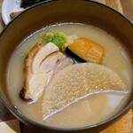 Sano Miso - 食べ進んで現れたのがかぼちゃ、大根。この他にさつまいもが入っていた。鶏肉の皮にはしっかり焼き目が入っている。