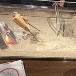 Irori Sakaba Tarafuku - 三角揚げや蟹、いかなどが焼かれるのを眺めます