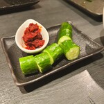 BeefGarden 二子玉川 - 自家製キムチ味噌ときゅうり。味噌はお肉と一緒でもうまい