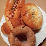 葉山ボンジュール - 料理写真:ベーグルブルーベリー、塩パン、あらびきフランクロール、たっぷりコーンロール