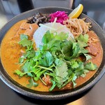 スパイシーカレートップ - 料理写真:スパイシーチキンカレーとエビカレーのあいがけ２種（ライス２５０g）＋パクチー（１５０円）