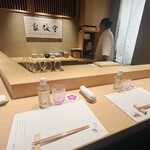 Sushi Wa Nogi - 樹齢二百五十年の御神木で作られたカウンター