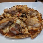 ダイニング WAZN - チキンチリピザ。チキンの量がごつい。