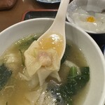 龍興楼 - 魚介の香るスープとピロピロワンタン｡餡は少なくチト硬かったカナ｡