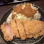 とんかつ 16 - 「越ノ光ポークロース200g定食」（3,025圓）のとんかつとキャベツアップ。