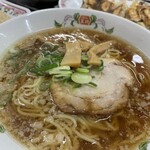 餃子の王将 - 背脂が程よい、とても良い味わい。熱々で提供してほしいかな