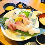 潮まねき - 魚屋さんの刺身定食。