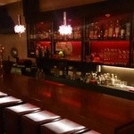 レッドテイルズ - 赤を基調とした店内