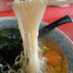 ラオシャン 厚木 - “麺”は、白く、細い、しなやかなストレートな“麺”です。箸で持ち上げれば“素麺”や“冷麦”のように素直に垂れ下がります。