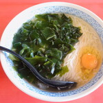 ラオシャン 厚木 - “スープ”は透き通り、そこにポコンと“生玉子”が投下されています。“ワカメ”は器の半分以上を覆うほど大量に乗っています。