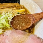 とんぼ庵 - 【醤油らぁめん＝スープ】