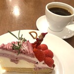 カフェ＆ブックス ビブリオテーク - 苺とルビーチョコのチーズケーキ 1,320円, コーヒー 500円