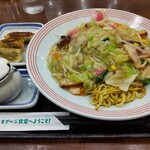 リンガーハット - 太麺皿うどん、ぎょうざ