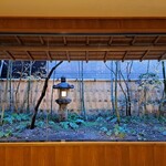 Akasaka Kikunoi - メインカウンター、お庭を眺めながら