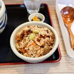 うどん工房　天空 - 10品目の具材のかやくご飯。