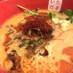 Menya Itadaki - デフォルトなら適度な痺れ　スープとして美味しい　カシューナッツは砕いて入れた方が、、、