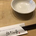 熟かつ亭 - キレイなテーブル。大事！