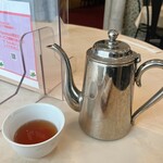 南甫園 - 先出しのお茶。こんなポットごと渡してくれる。