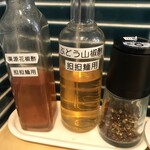 Menya Itadaki - 一番右の花椒は市販品とはレベルが違う香りと痺れの強さが流石　酢はクセ強なので慎重に