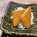 豊洲市場 さかな酒場 魚星 - 箸休めの白身魚フライ（冷凍？）