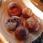 Jardin h - あんぱんから時計回りに・石臼フリュイセック・タマチーロール・パティシエールベージュ・ステッペンチーズとスモークハム