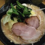 今羽家 - 豚骨醤油キャベモヤラーメン950円(2023.12.14)