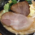 こんば - 豚骨醤油キャベモヤラーメン950円、チャーシュー(2023.12.14)