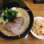 こんば - 豚骨醤油キャベモヤラーメン950円ランチサービスで小チャーハン無料(2023.12.14)