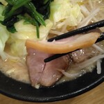 こんば - 豚骨醤油キャベモヤラーメン950円チャーシュー厚み(2023.12.14)