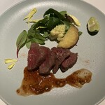 マンゴツリー東京 - ソース無しでもイケる和牛ランプ　甘酸っぱいタマリンドソース付き。ロマネスコ大好き！