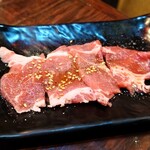 Taishuu Horumon Yakiniku Sambyaku Enchika - 豚肉 肩ロース　330円