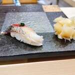 京都 鮨 桃の木 - 握り③アジ(ネギと生姜を刻んだ薬味がトッピングされています)