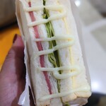 Venia's Kitchen - オマケの写真　セブピア１の売店で買ったサンドイッチ。日本のサンドイッチに近くて、パンが柔らか。見た目よりおいし～。